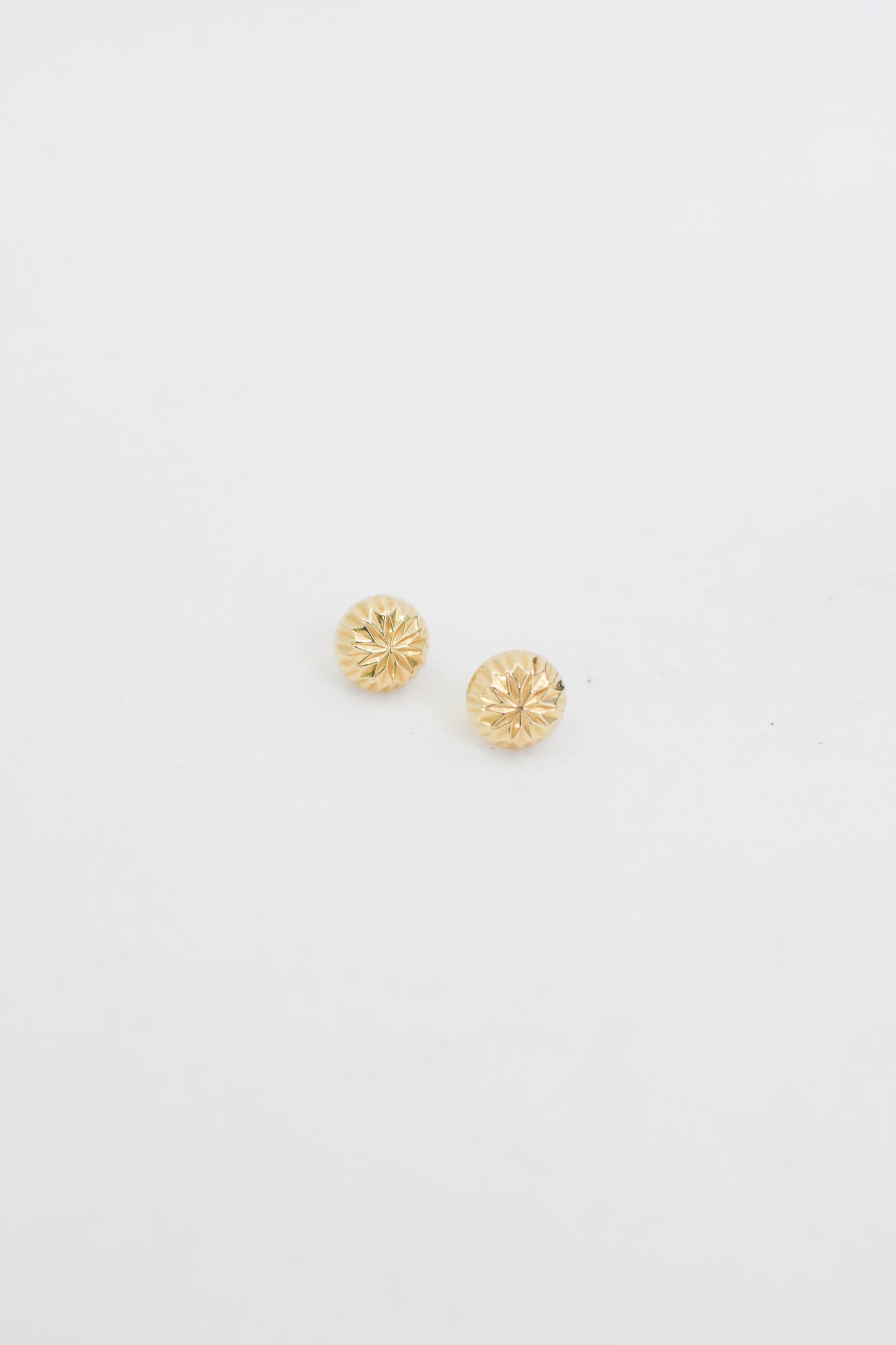 Classic 14 karat Gold Faceted Studs