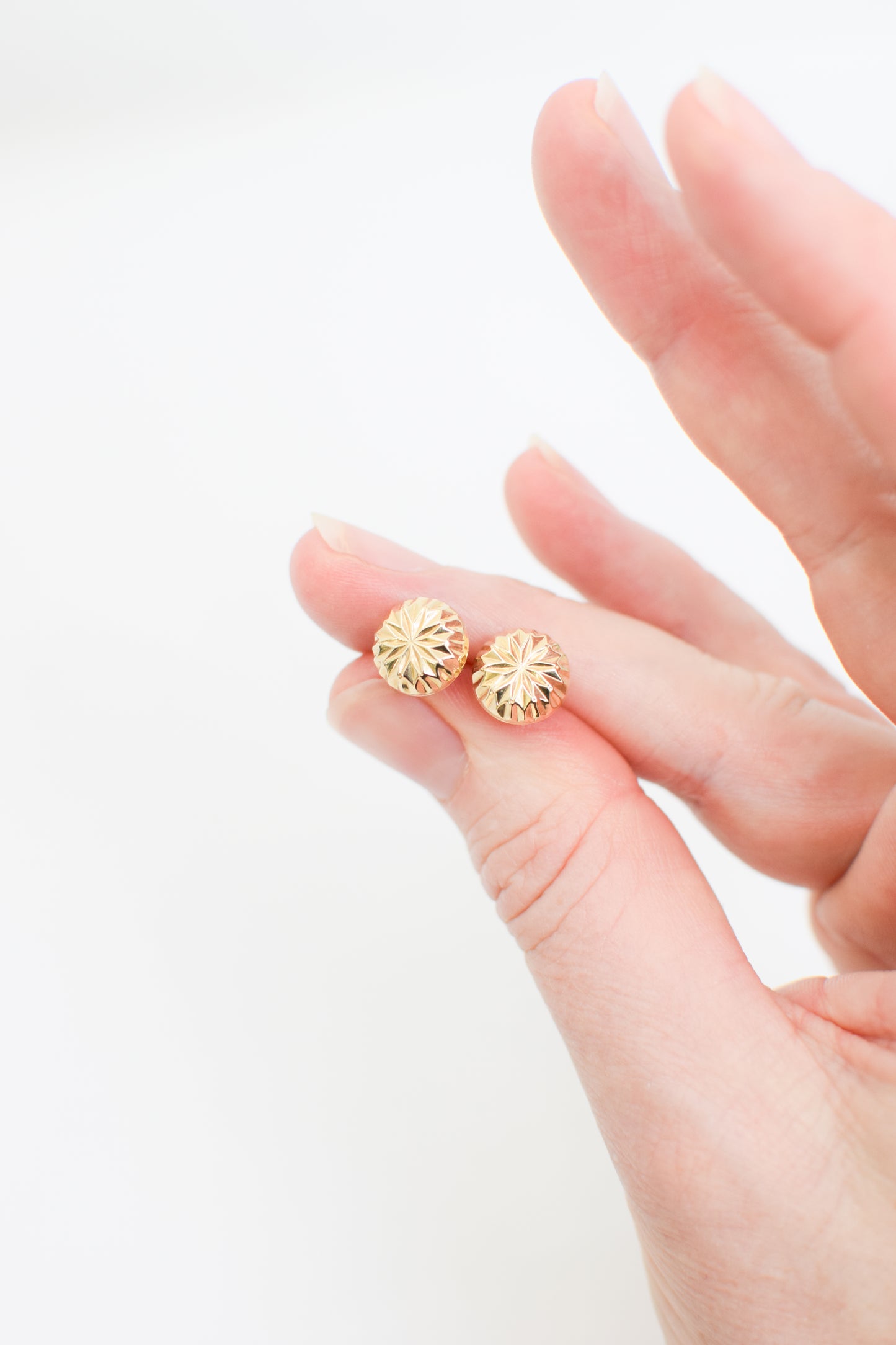 Classic 14 karat Gold Faceted Studs
