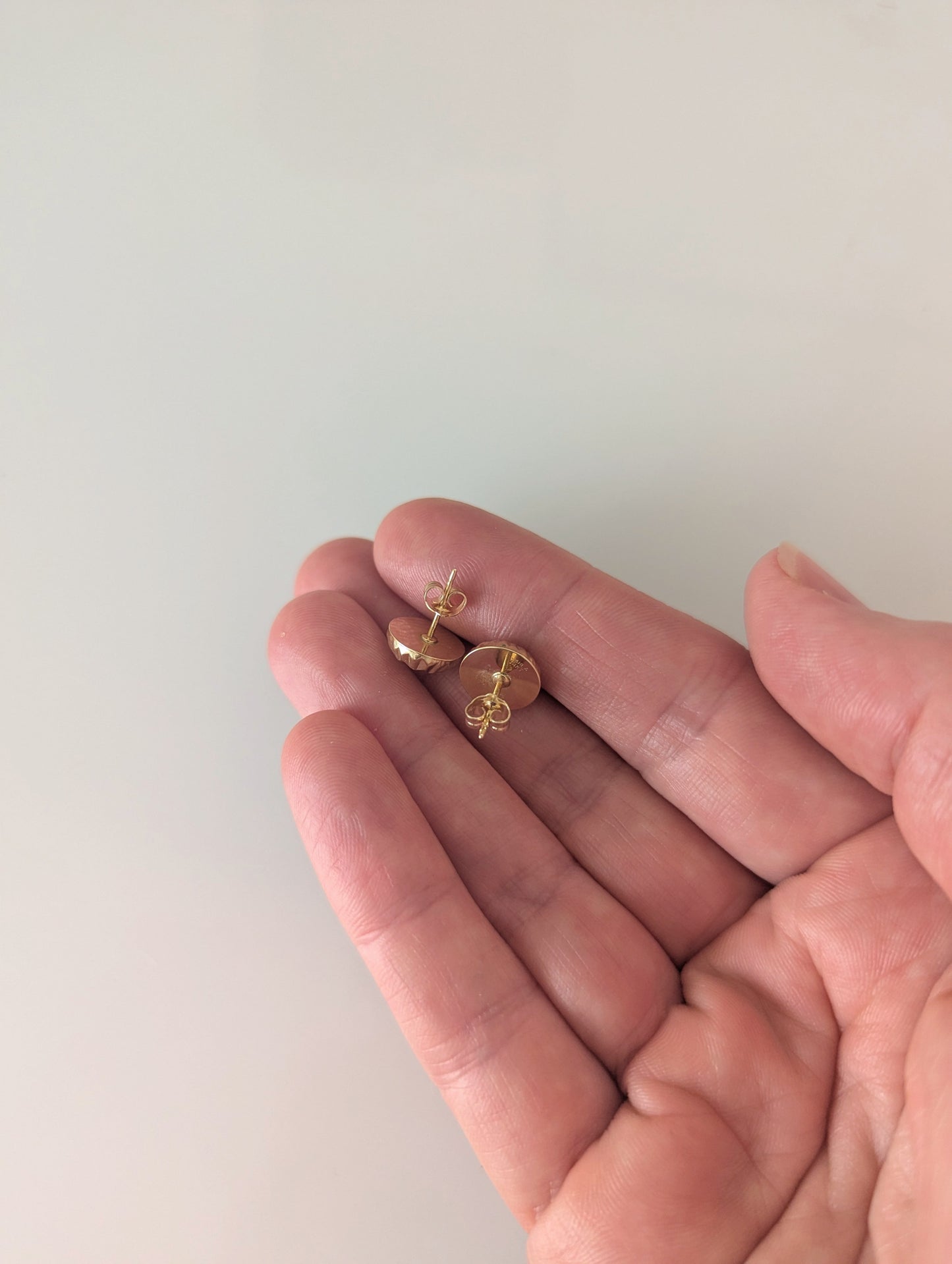 Classic 14 karat Gold Faceted Studs