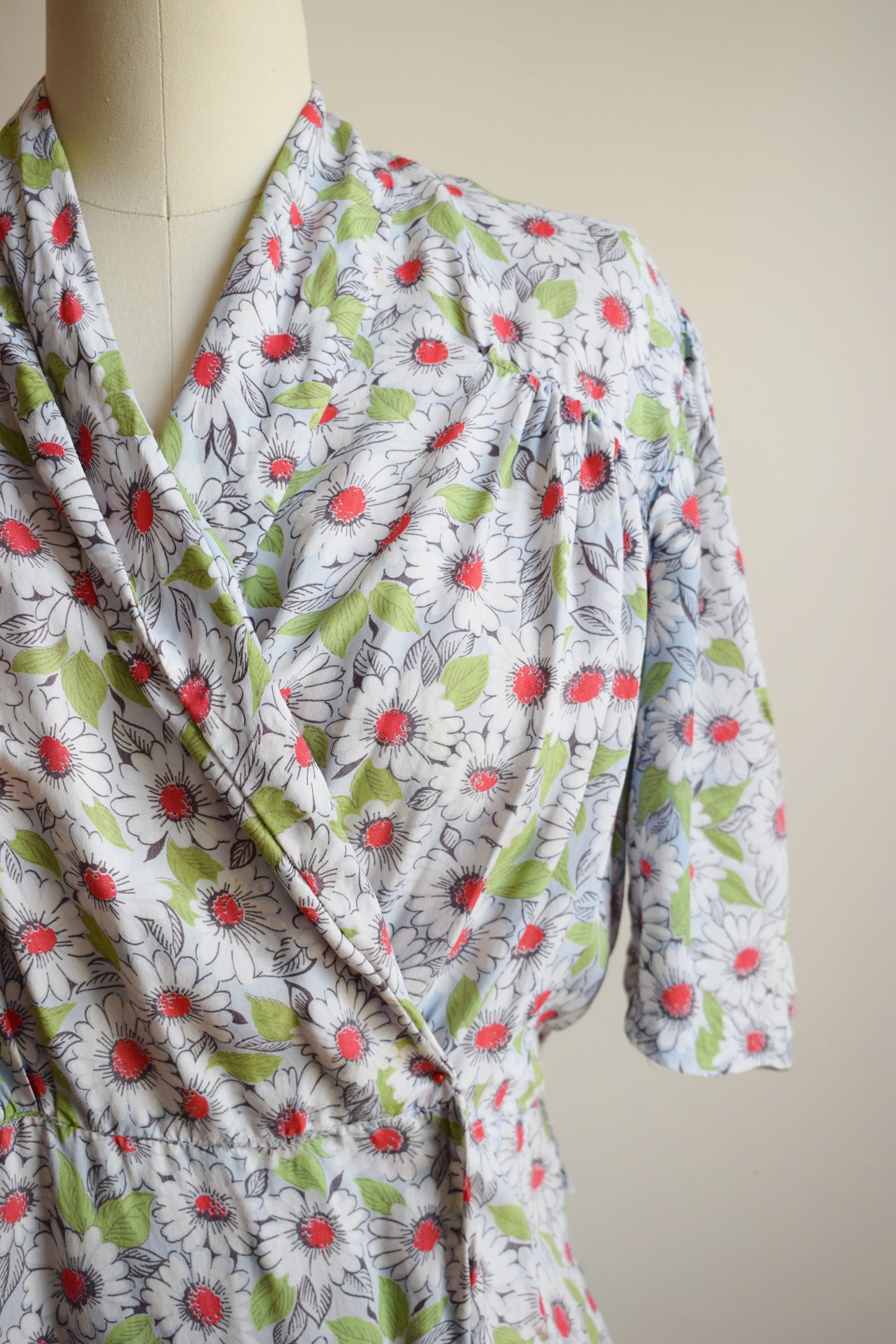1940s Daisy Print Wrapper Dress | wounded bird