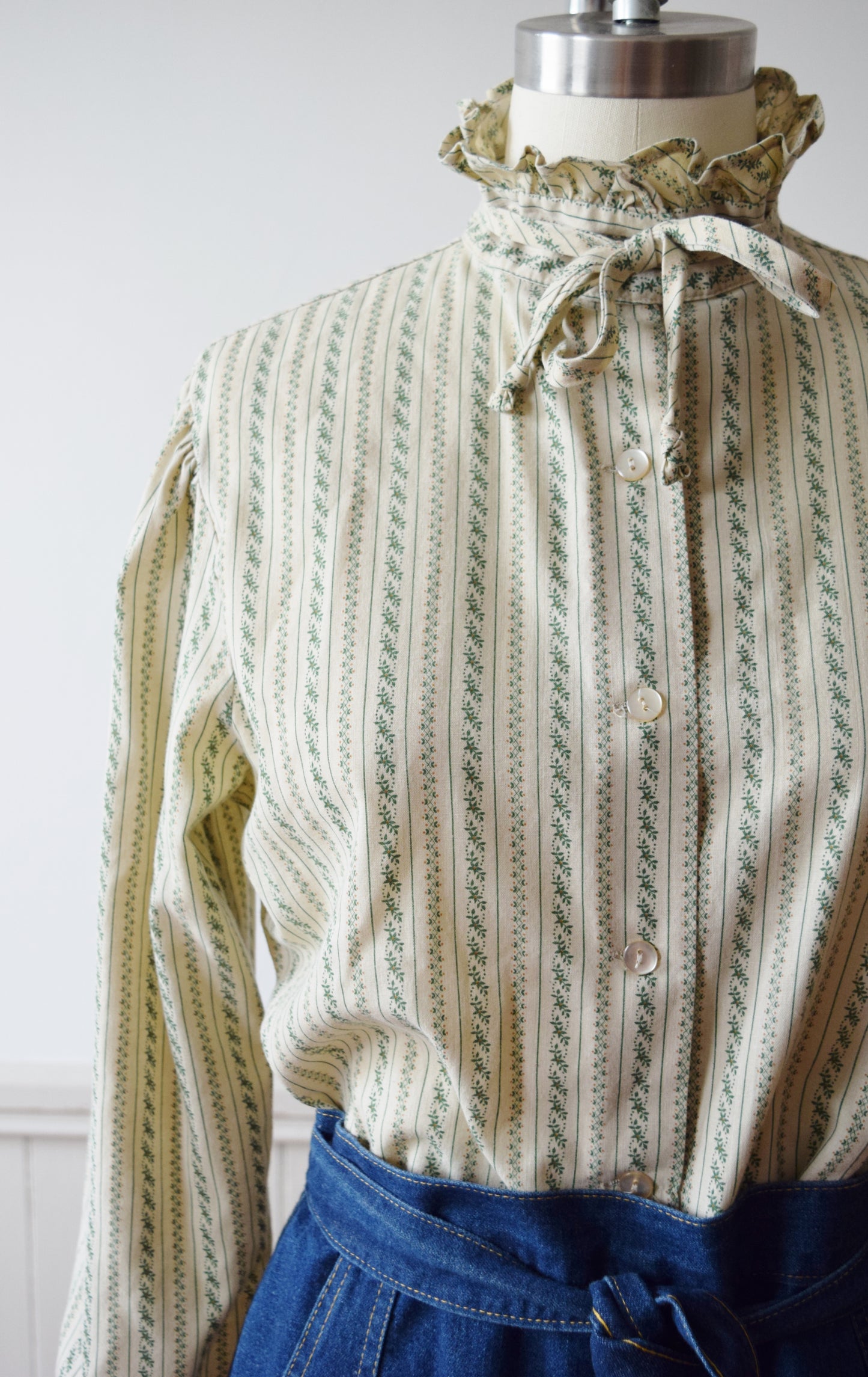Ruffle Trimmed Blouse | S/M