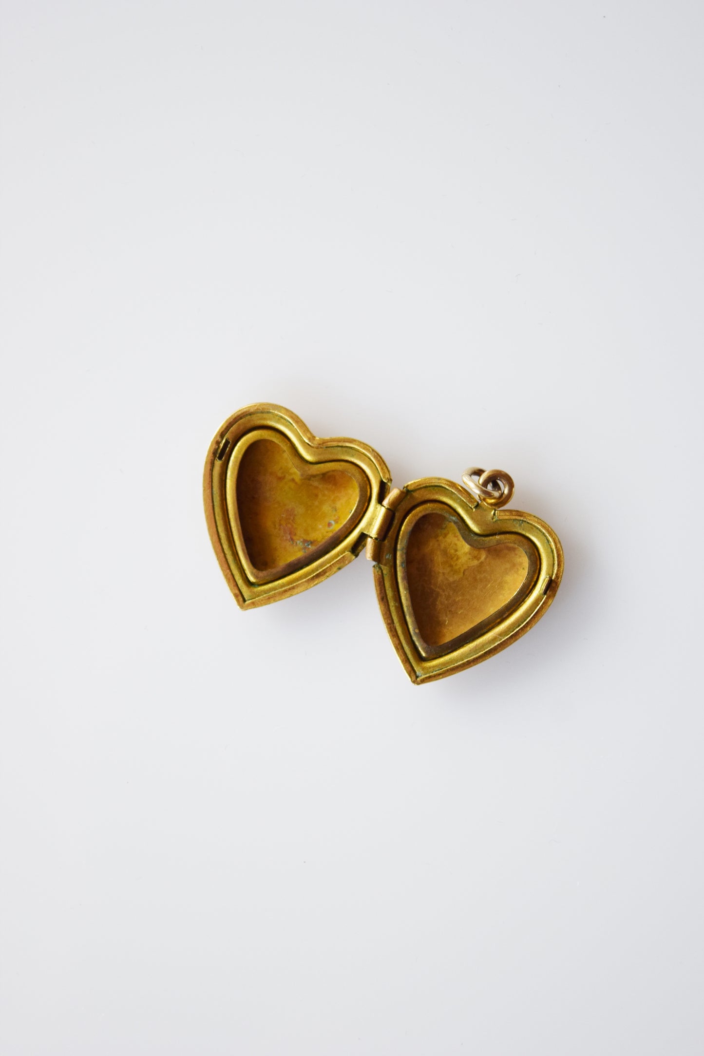 Vintage Heart Shaped Locket | Floral and Nabla Cartouche