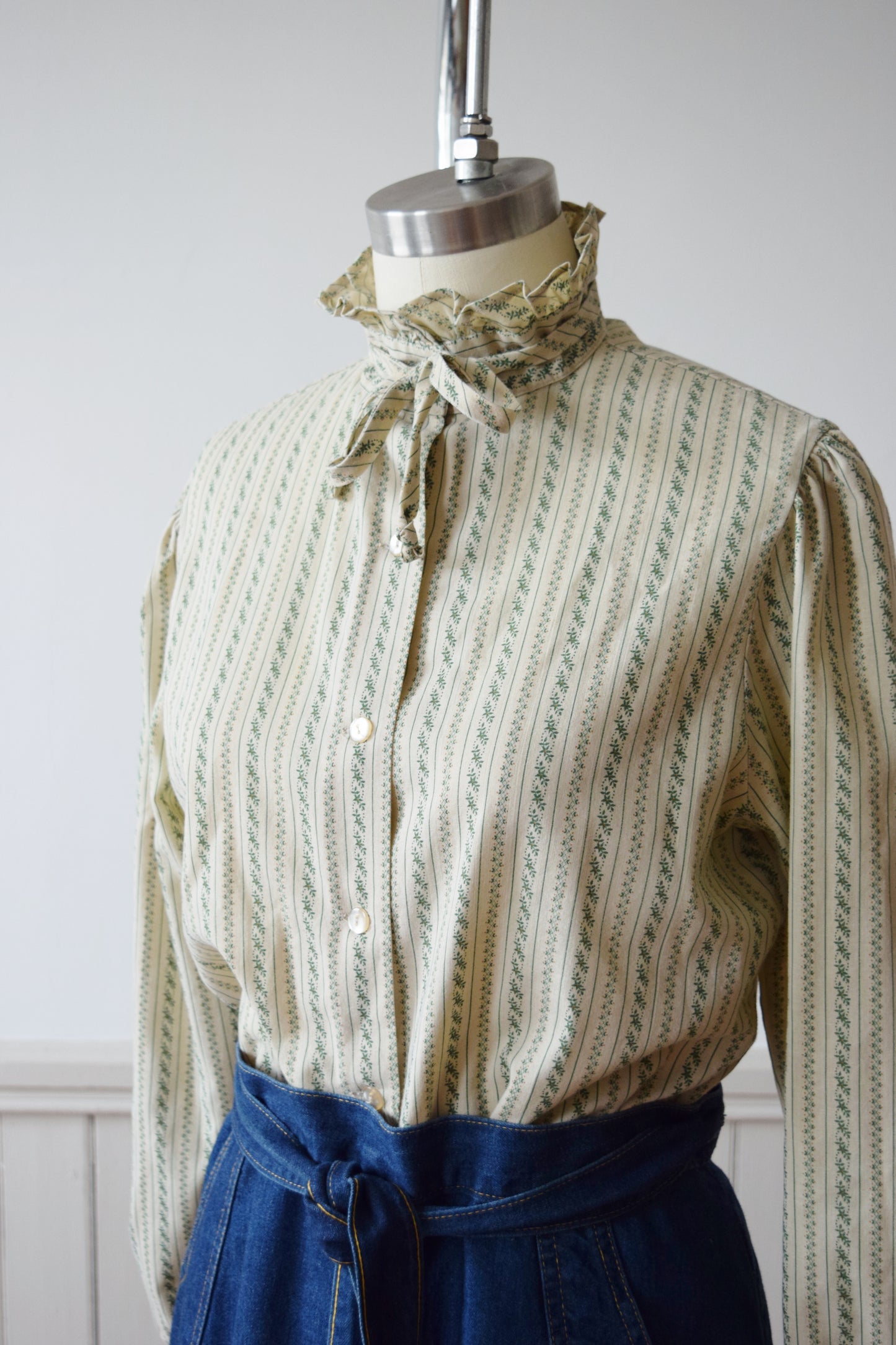 Ruffle Trimmed Blouse | S/M