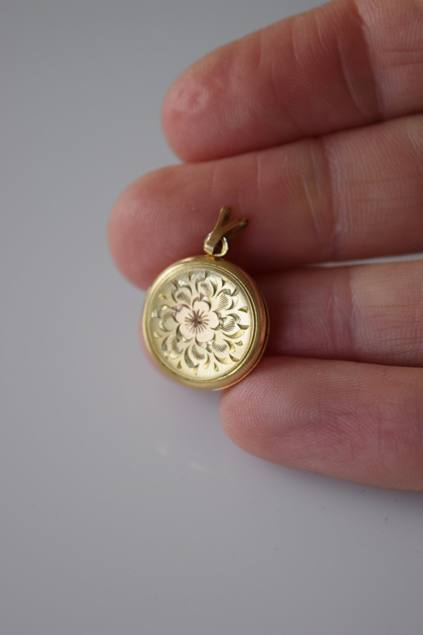 Petite Vintage Circular Locket | Central Floral Motif