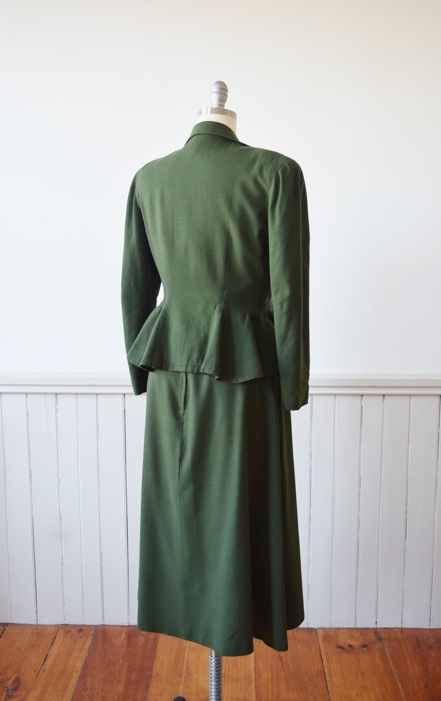 1940s Hunter Green Skirt Suit with Peplum Jacket | S/M