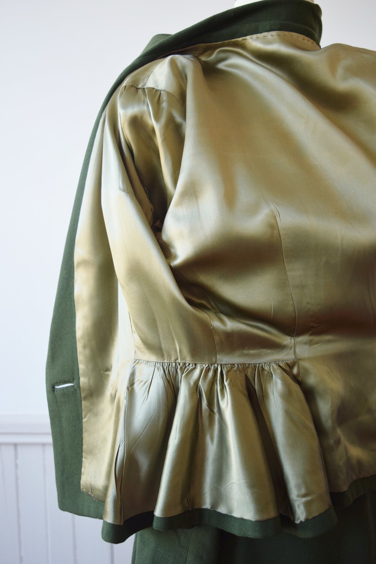 1940s Hunter Green Skirt Suit with Peplum Jacket | S/M