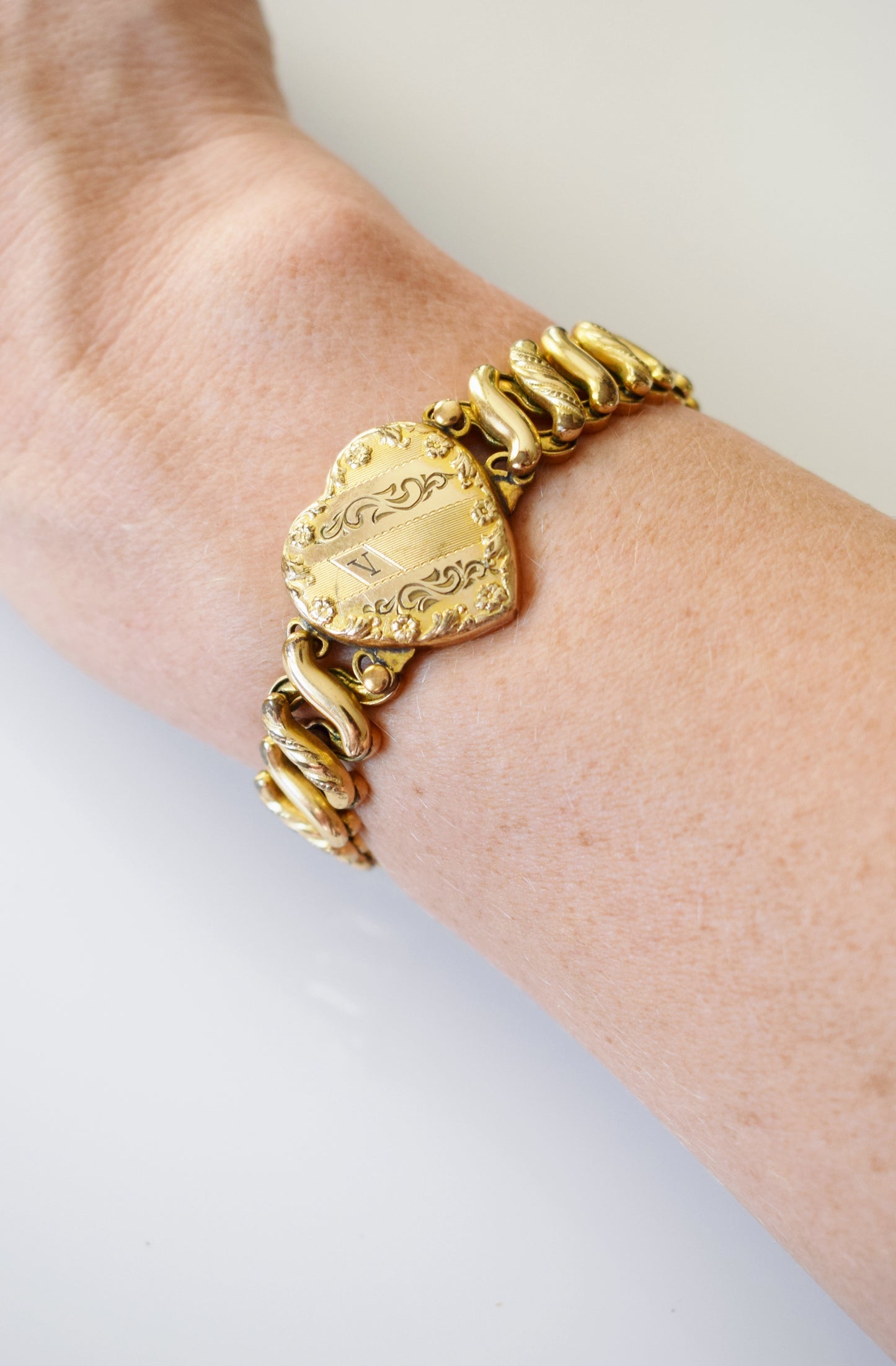 Antique Sweetheart Expansion Bracelet | "V"