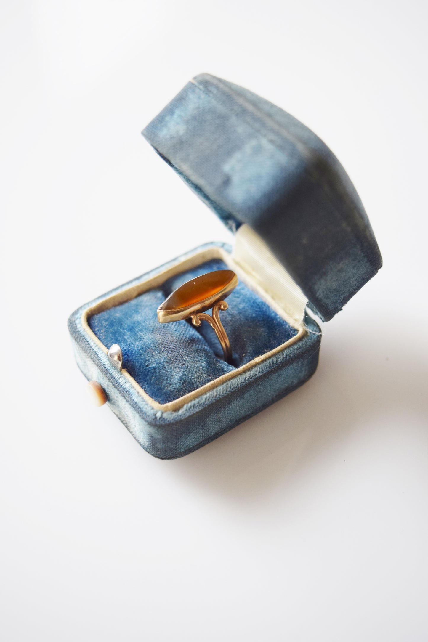 Victorian 10kt Gold and Agate Ring | US 5.25