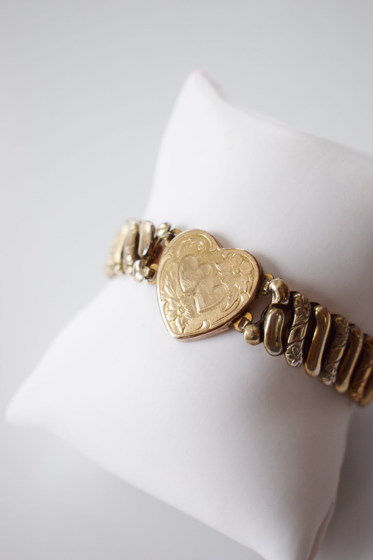 1940s Expandable Gold Sweetheart Bracelet | Double Heart