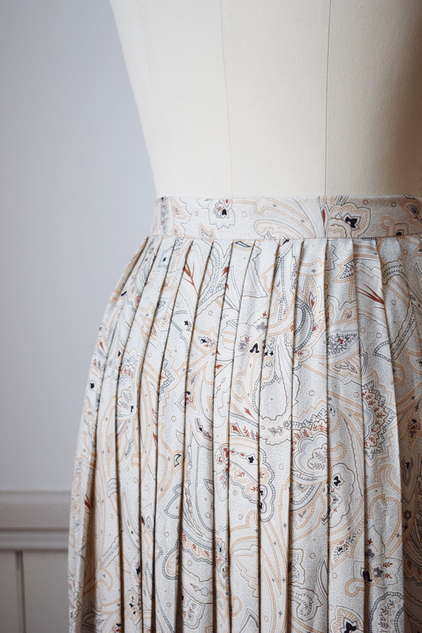 1990s Pleated Silk Paisley Skirt | M