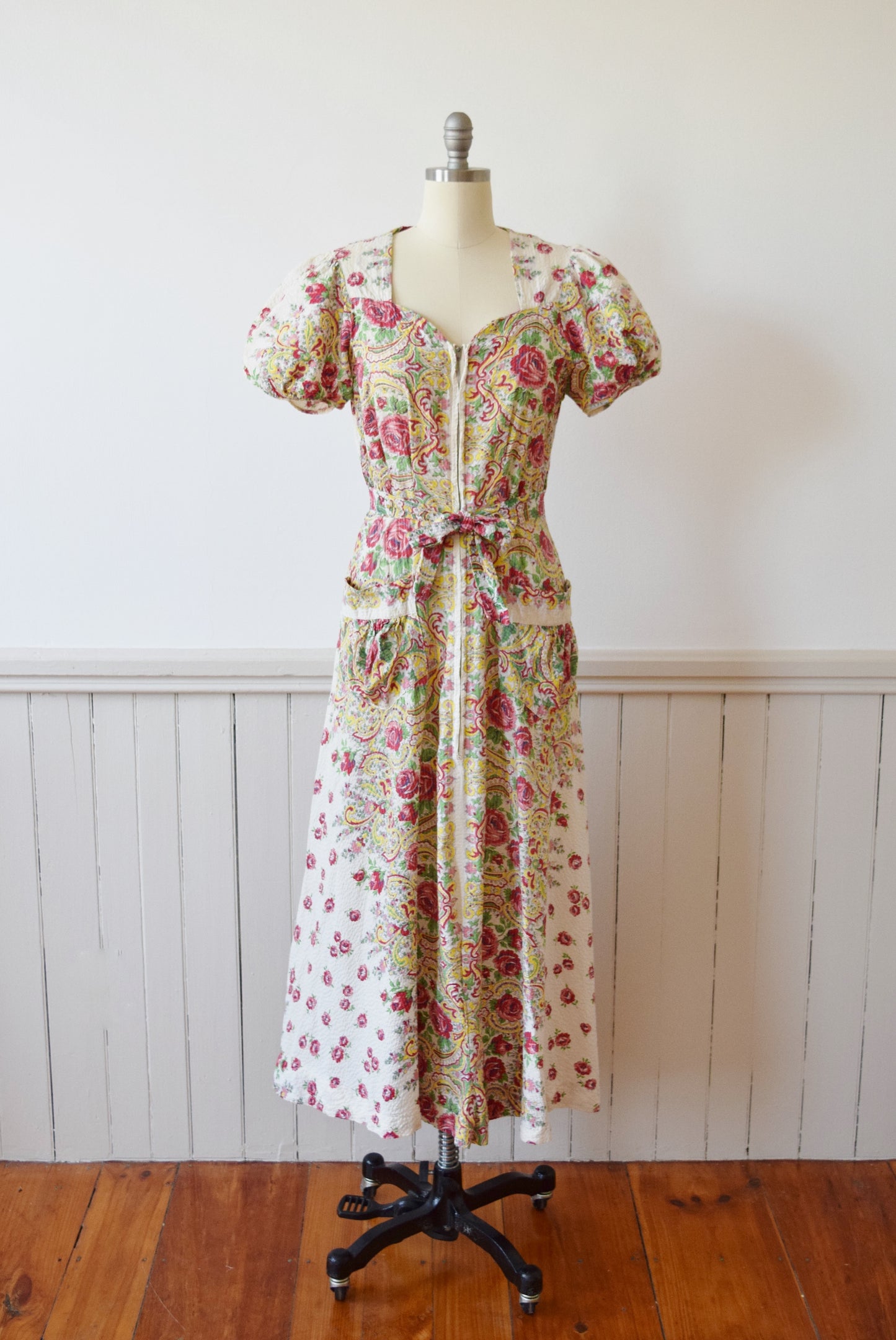 1940s Rose Print Zip Front Dress(ing Gown)