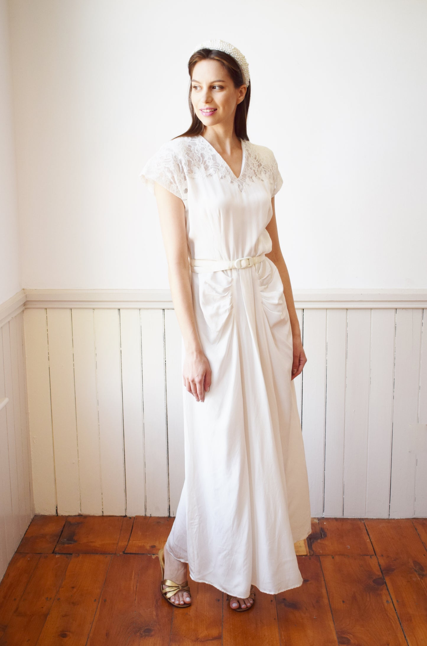 1940s Petal White Gown with Lace Sleeves | M