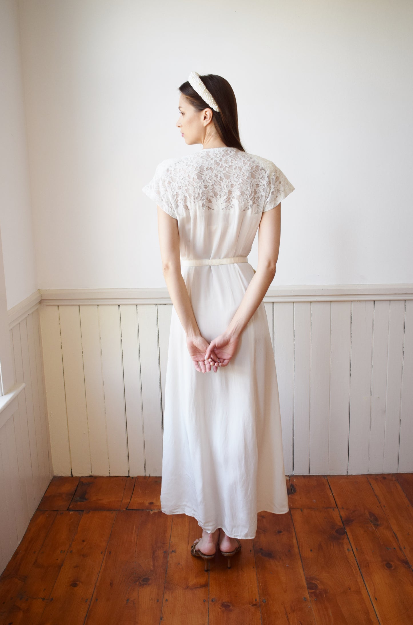 1940s Petal White Gown with Lace Sleeves | M