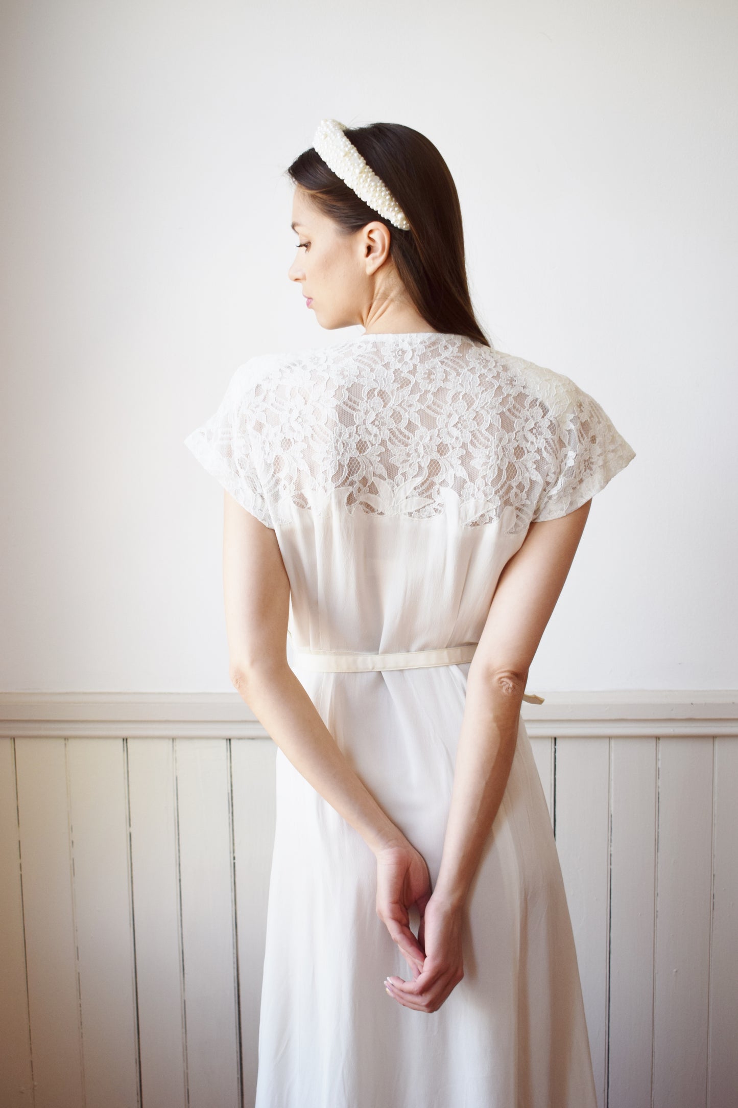 1940s Petal White Gown with Lace Sleeves | M