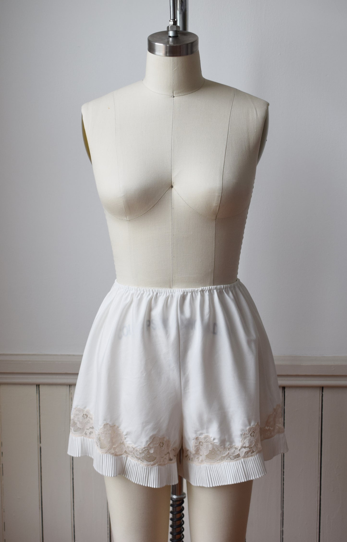 Vintage White Ruffled Tap Pants from Saks | S/M