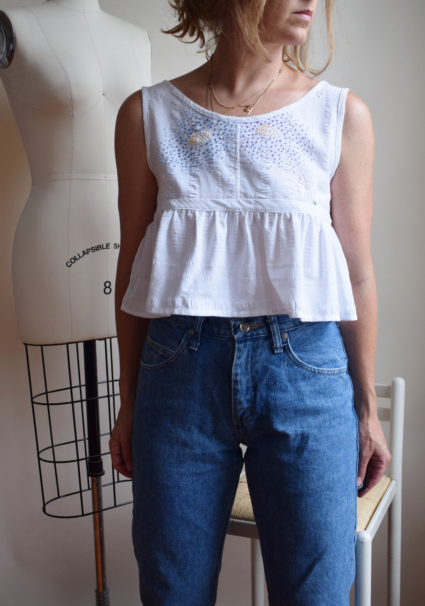 Vintage Embroidered Floral Tablecloth Top w Ruffle | S