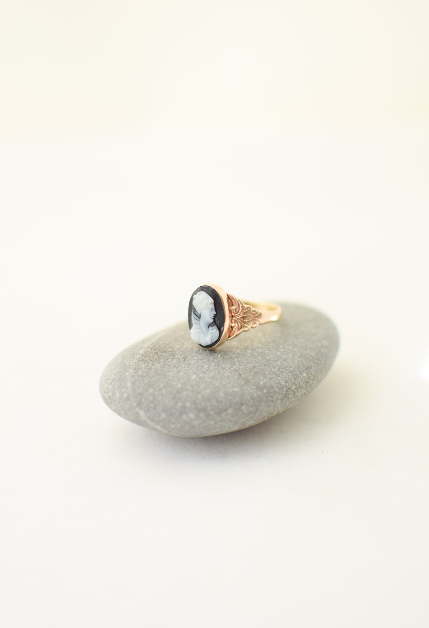 Vintage 10 Karat Gold Cameo Ring | US 7.75-8