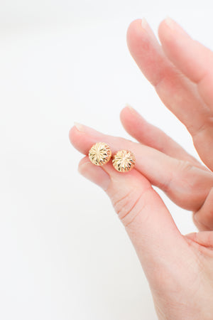 Classic 14 karat Gold Faceted Studs