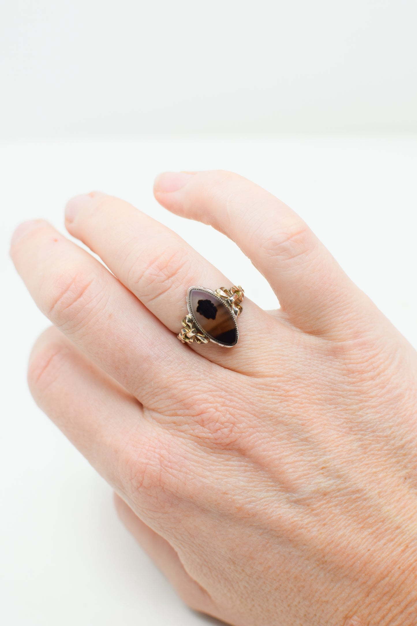 1940s Art Deco Agate, Sterling Silver and 10kt Gold Ring | US 7