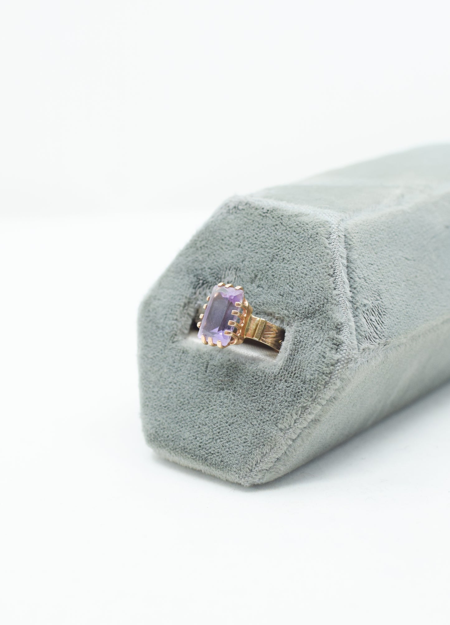 Antique Victorian 8 Kt Gold and Amethyst Ring | US 5.5-5.75