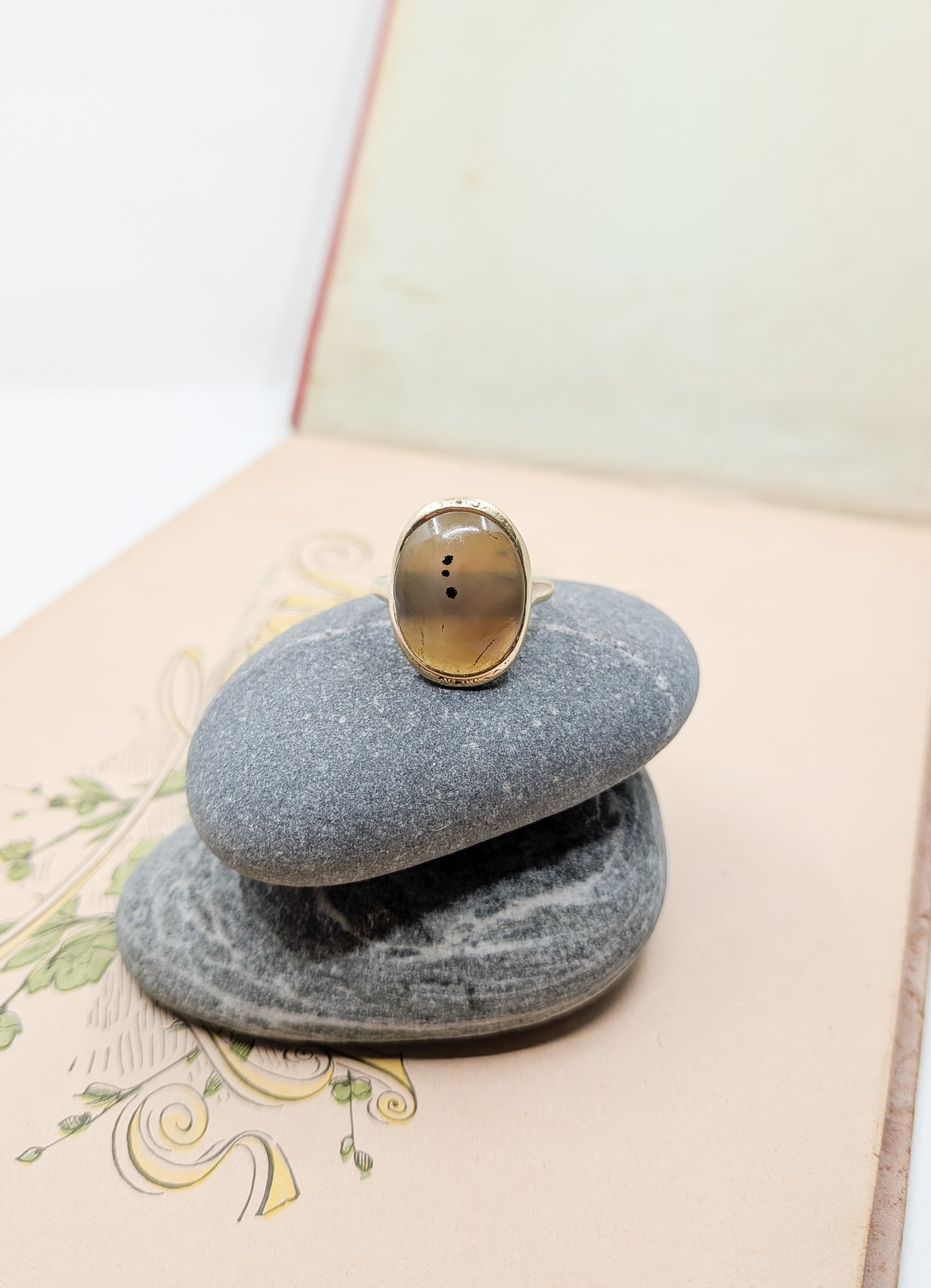 Antique 14kt Gold and Agate Dress Ring | US 6