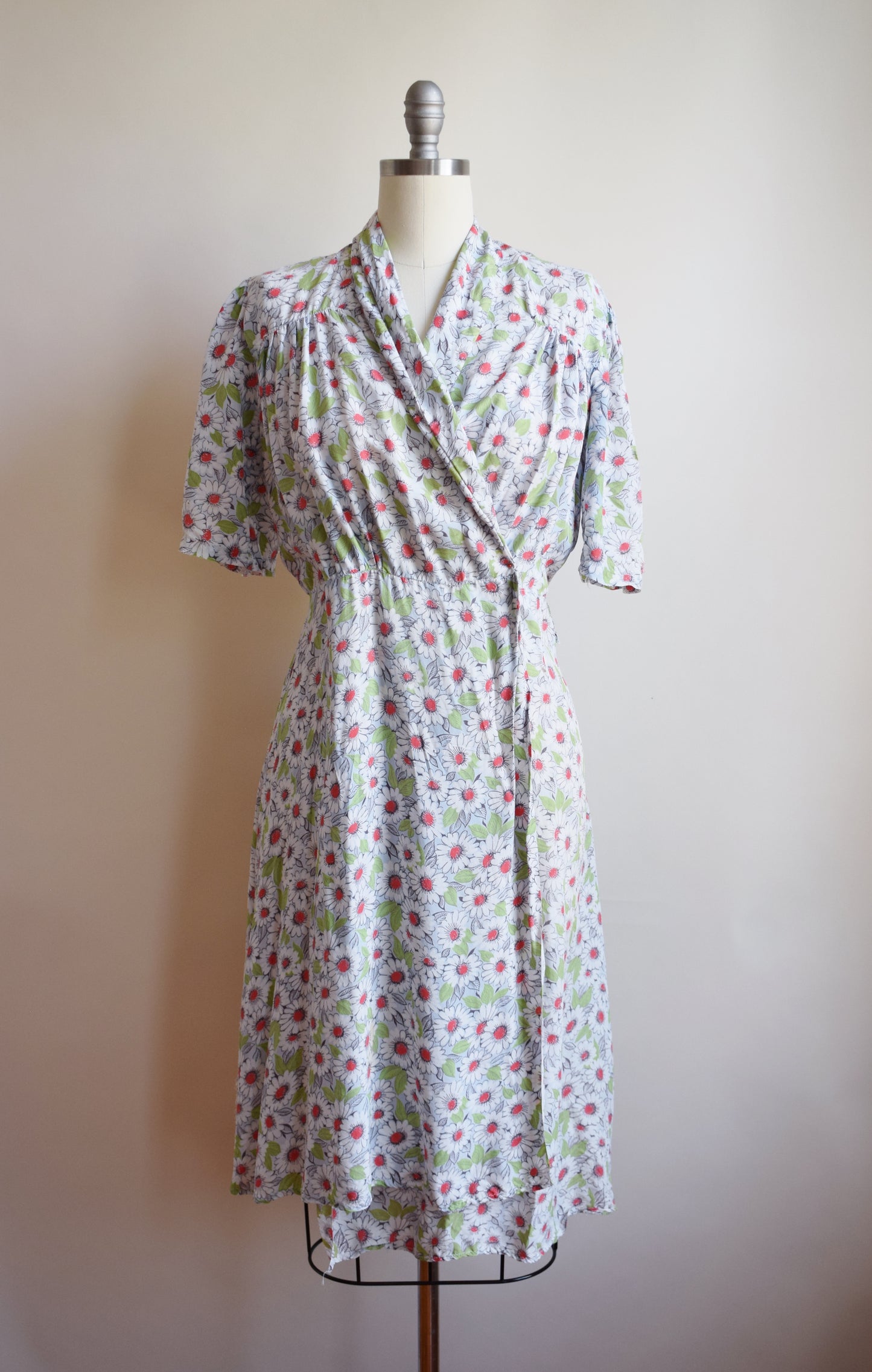 1940s Daisy Print Wrapper Dress | wounded bird