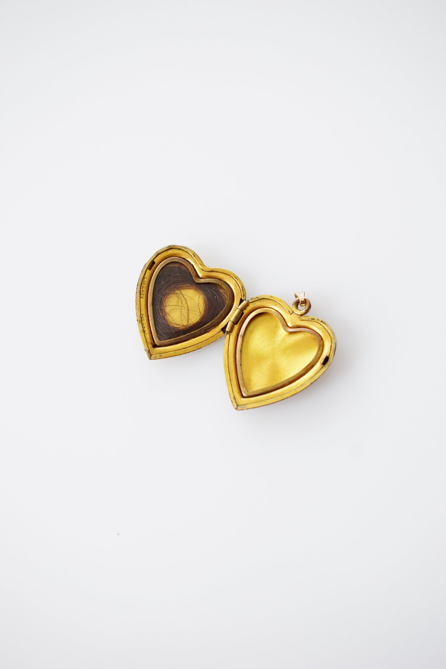 1940s Gold Heart Shaped Locket | Forget-Me-Not