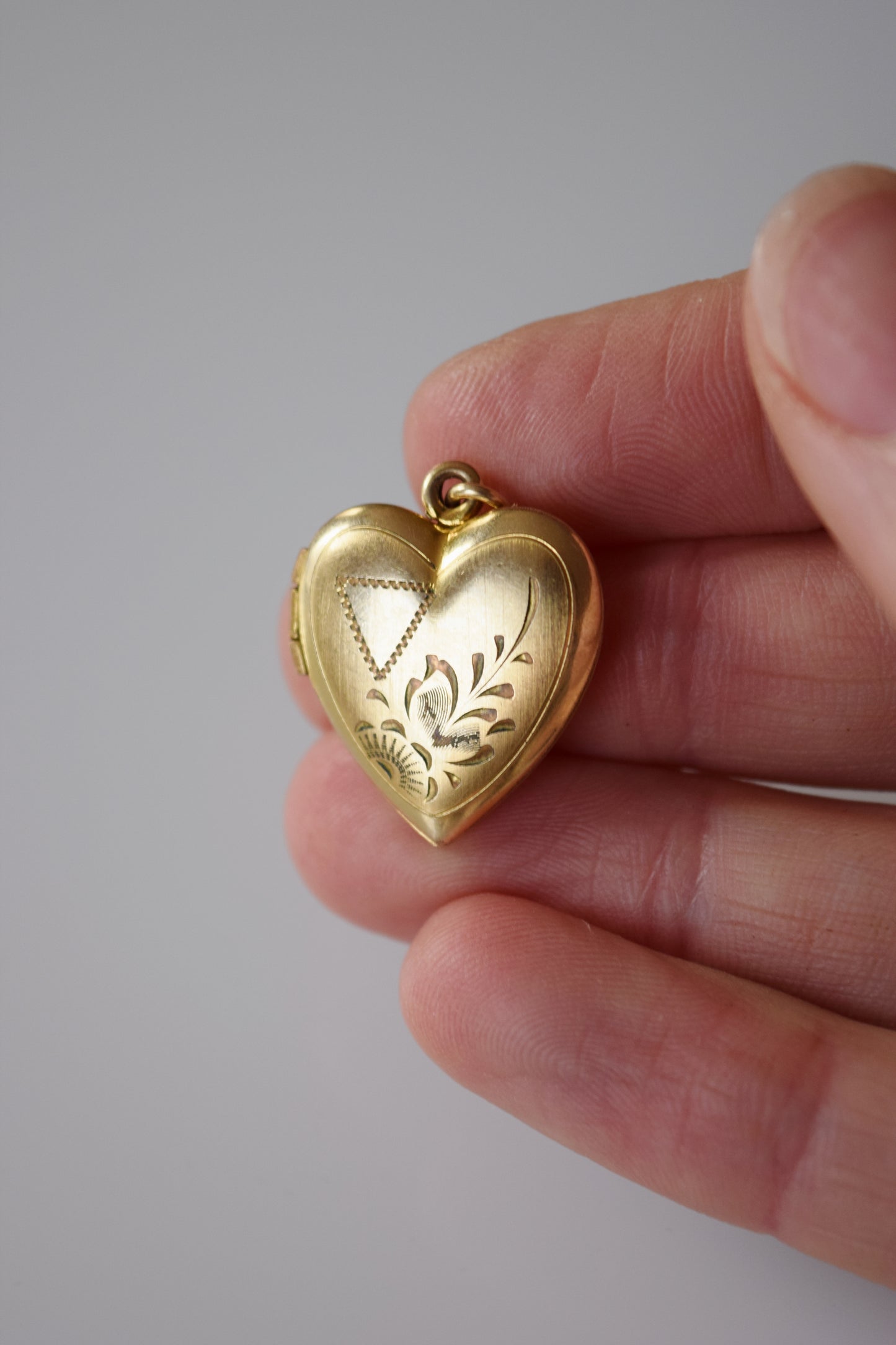 Vintage Heart Shaped Locket | Floral and Nabla Cartouche