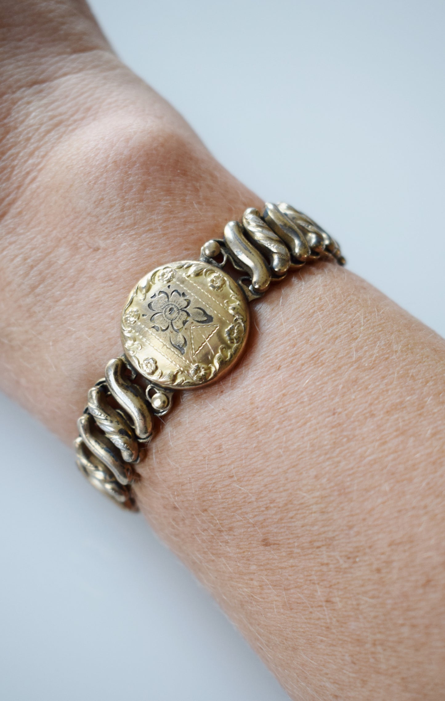 Antique Sweetheart Expansion Bracelet | Round w/ Flower