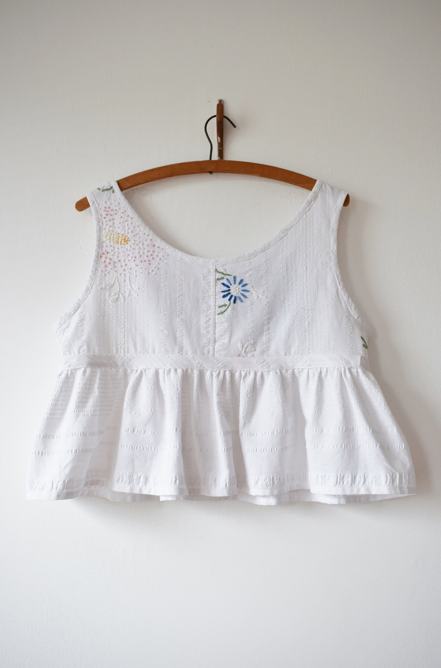 Vintage Embroidered Floral Tablecloth Top w Ruffle | S
