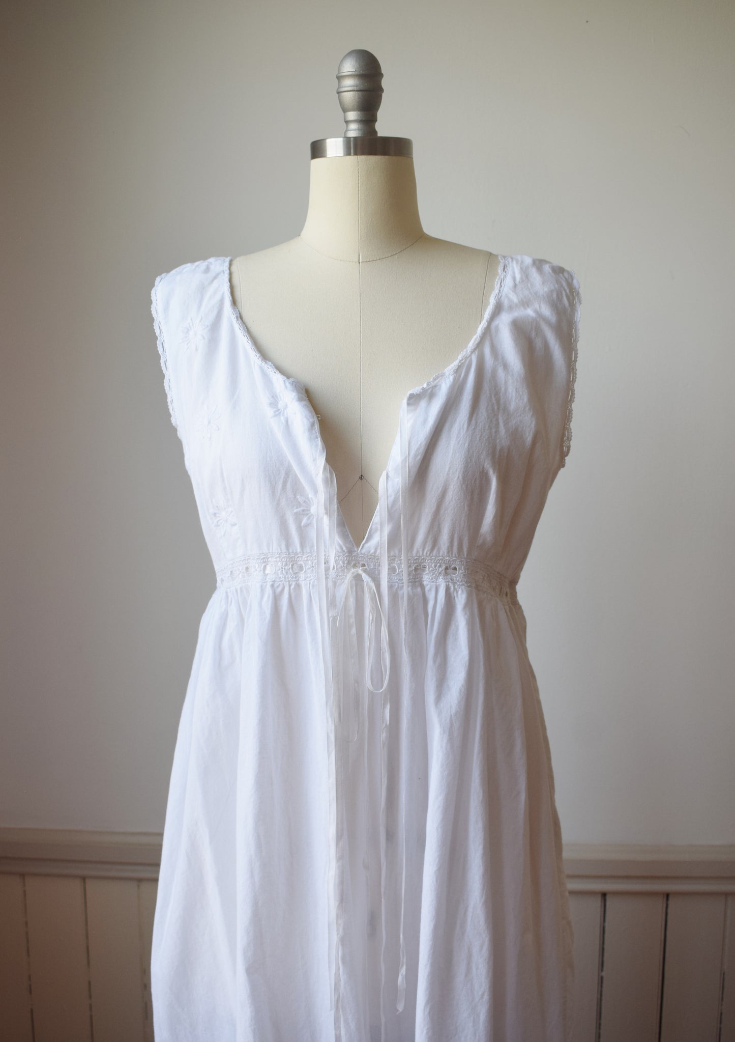 Vintage Embroidered Cotton Nap Dress | M