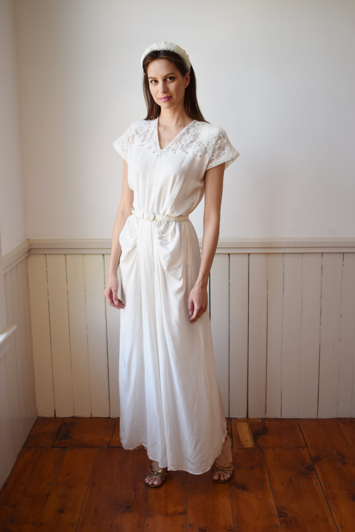 1940s Petal White Gown with Lace Sleeves | M