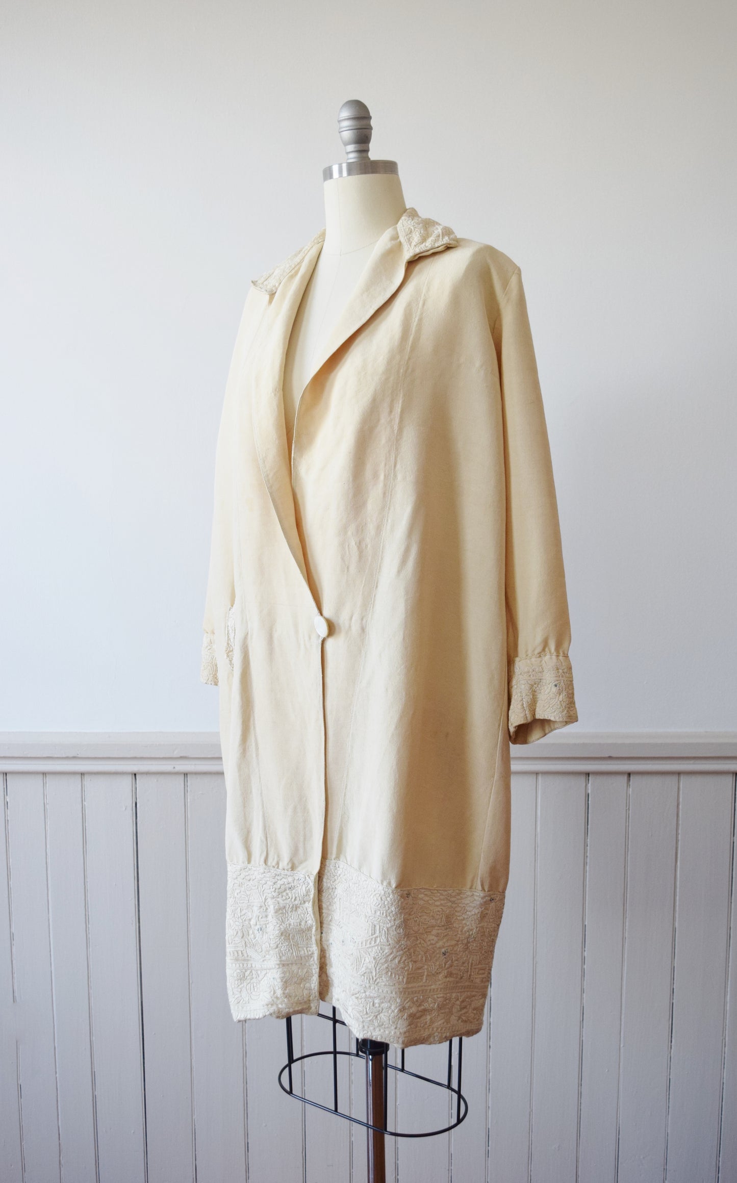 1920s Silk and Chinoiserie Embroidered Coat | M