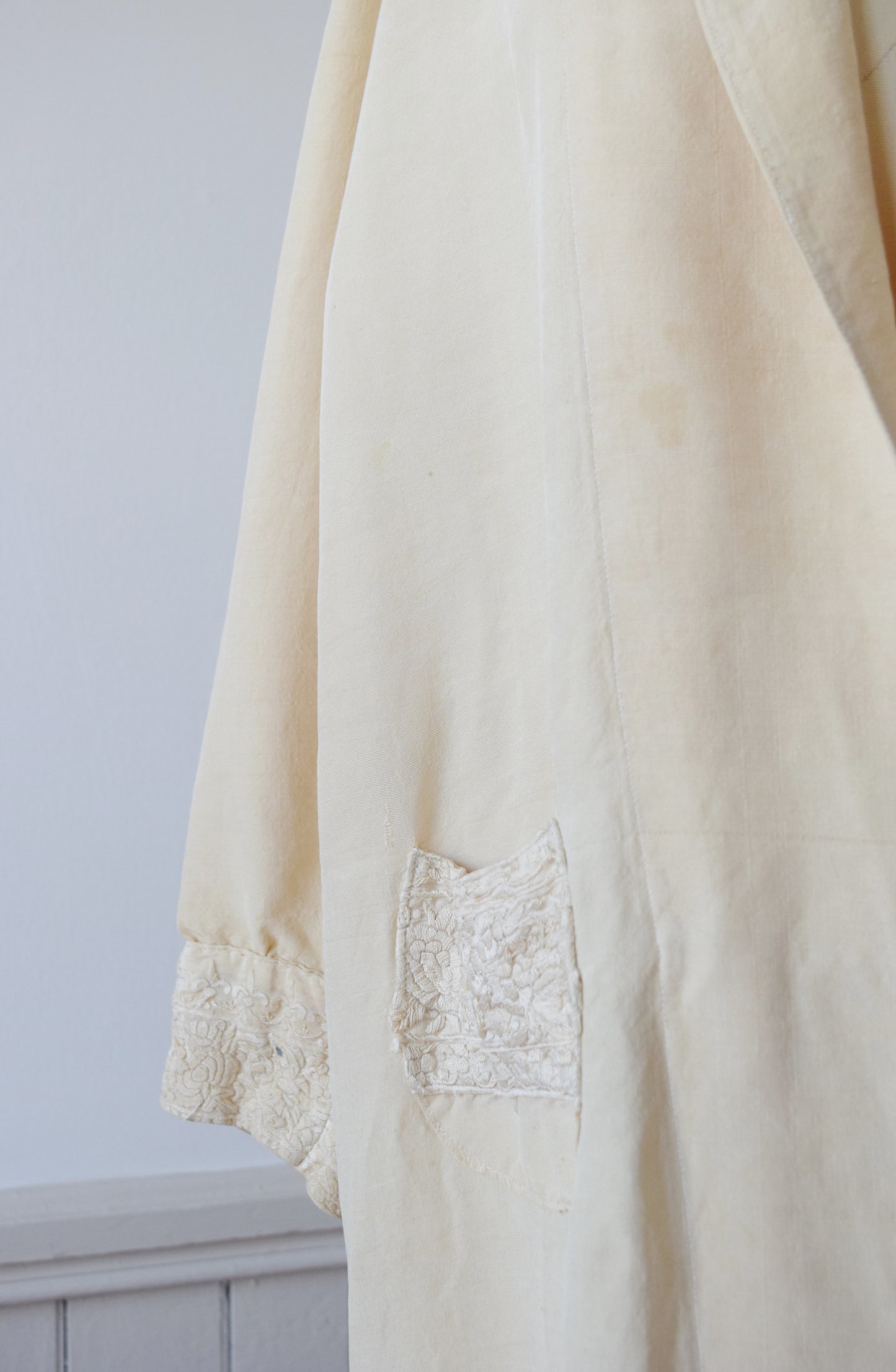 1920s Silk and Chinoiserie Embroidered Coat | M