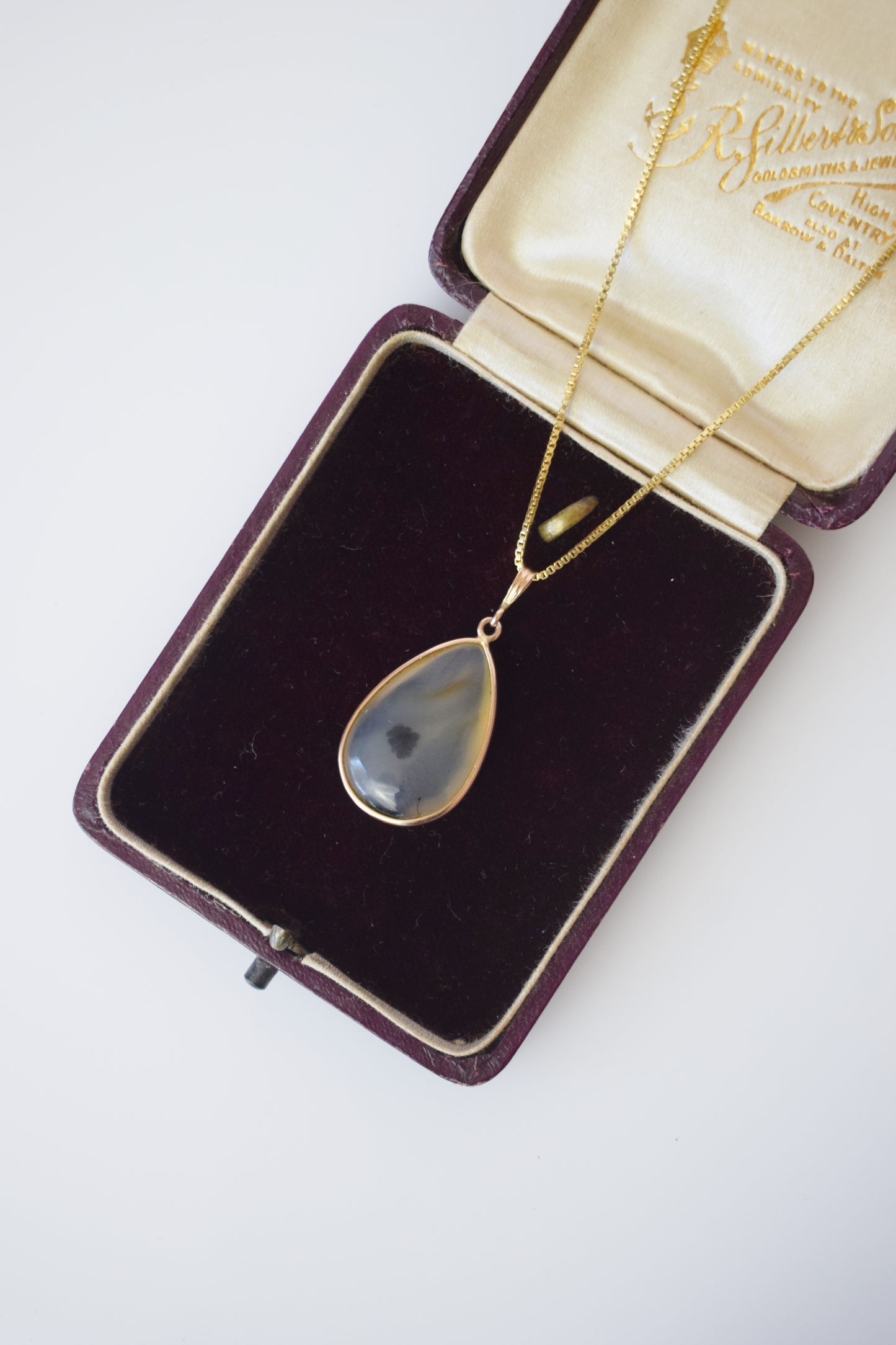 Vintage 10kt Gold and Agate Pendant