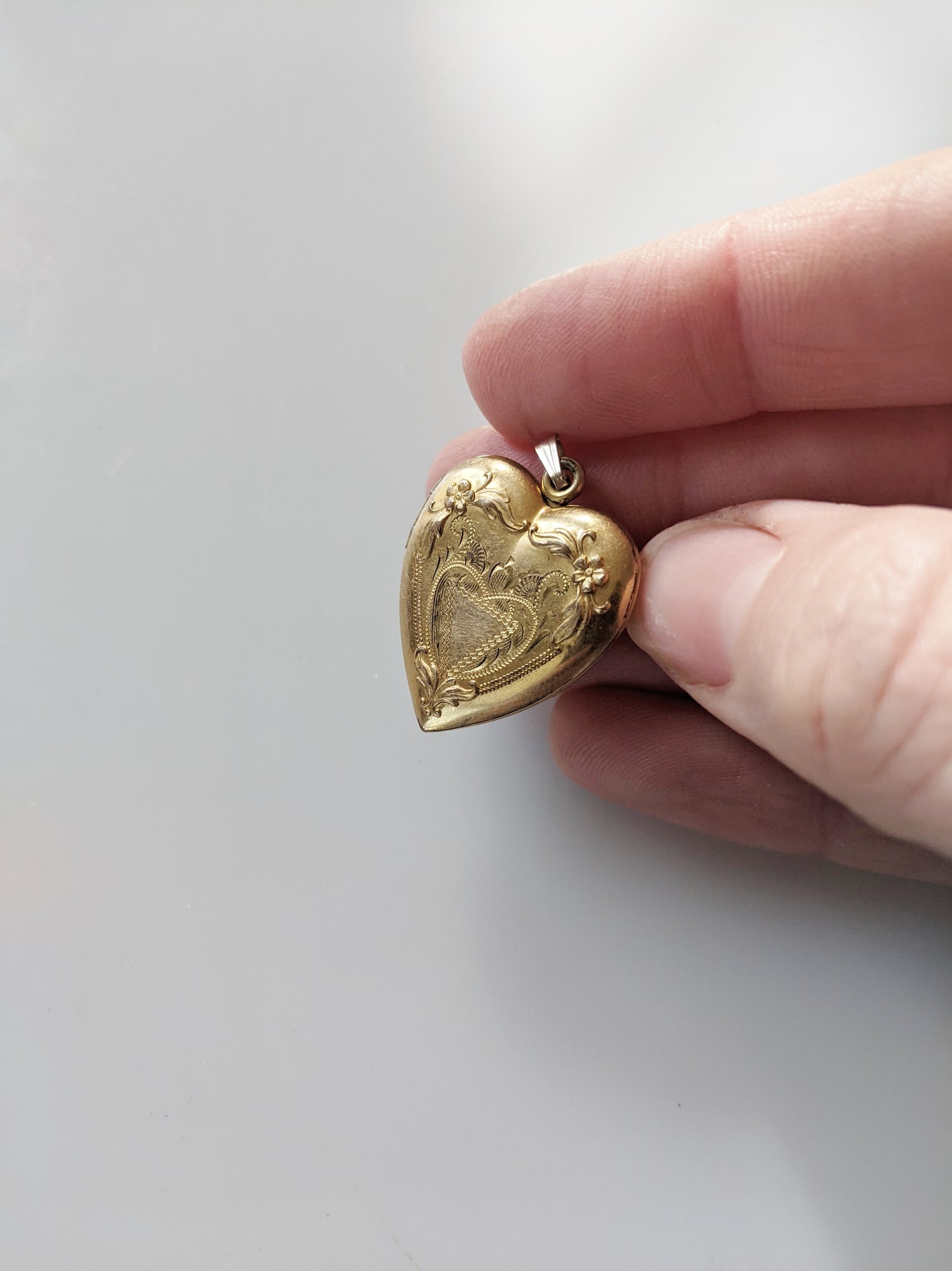 Vintage Gold Heart Shaped Locket | Nabla and Embossed Floral Design