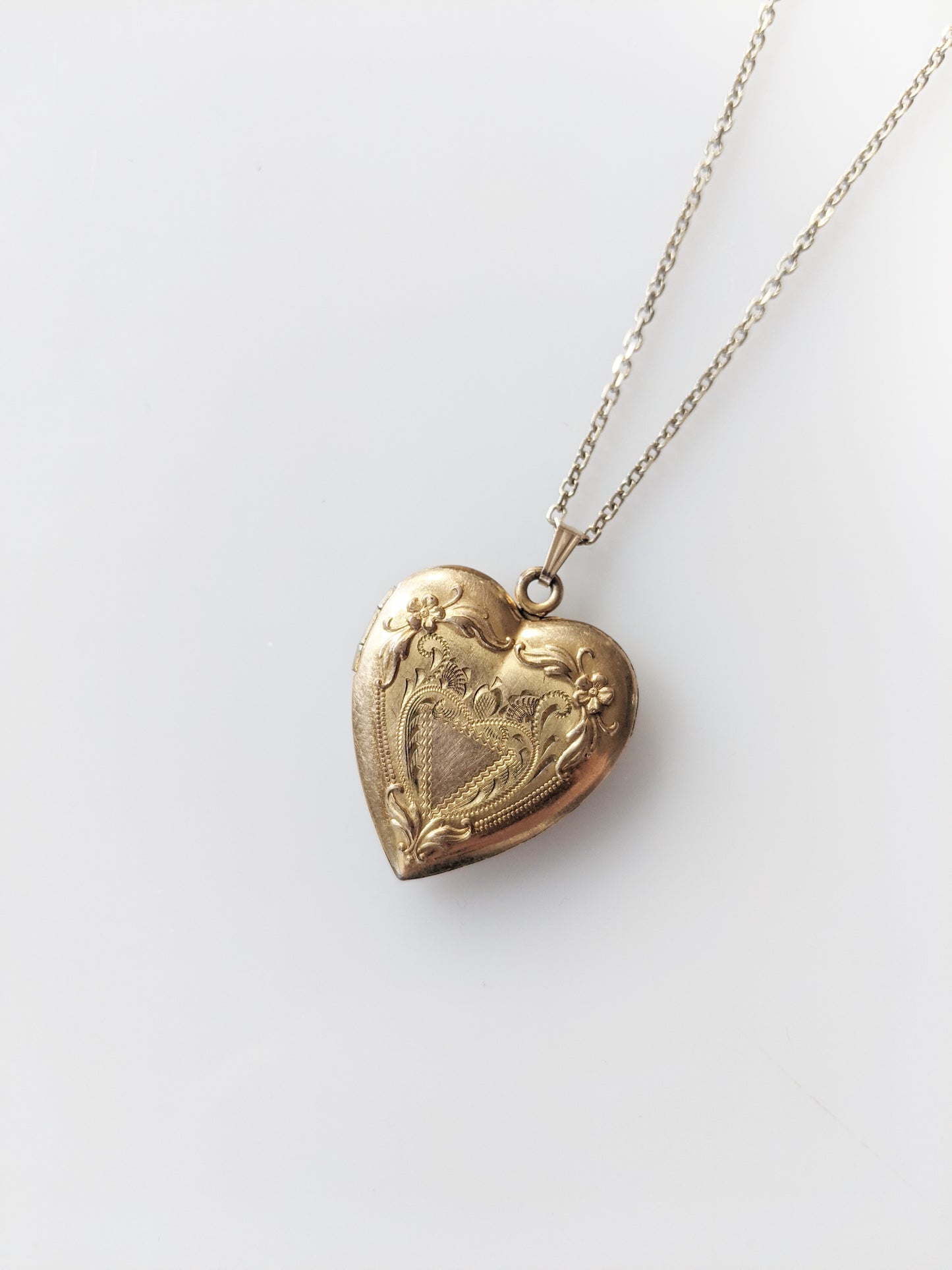 Vintage Gold Heart Shaped Locket | Nabla and Embossed Floral Design